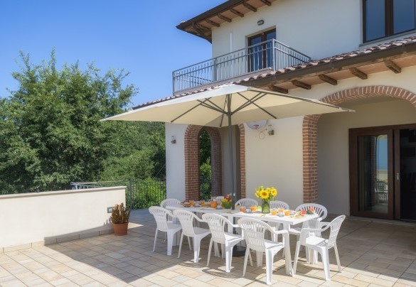 The outdoor dining area at the exit of the kitchen - Villa Maggiorana