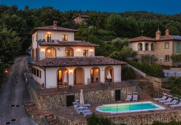 The villa and the pool at the dast - Villa Maggiorana