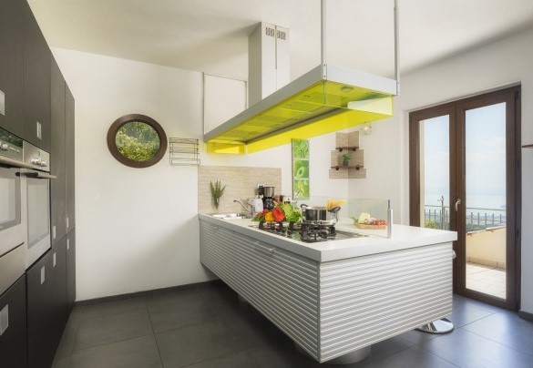 The modern kitchen with exit to the terrace - Villa Maggiorana