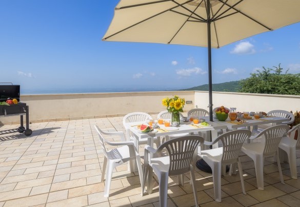 Confortable outdoor dining table - Villa Maggiorana