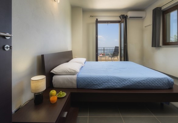 Double bedroom on the upper floor with panoramic terrace and bathroom with shower - Villa Maggiorana