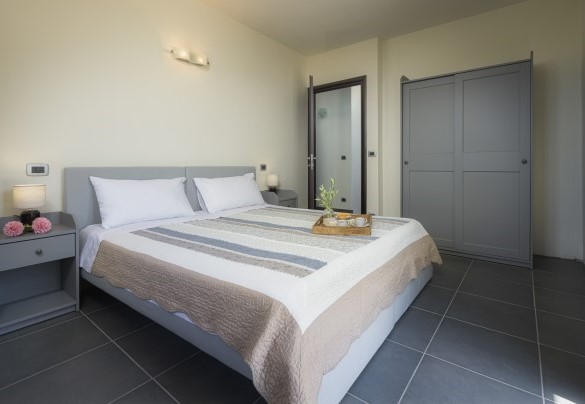 Twin bedroom on the upper floor with joinable beds with panoramic terrace and bathroom with shower - Villa Maggiorana