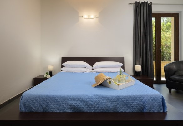 Double bedroom with walk-in closet - Villa Maggiorana
