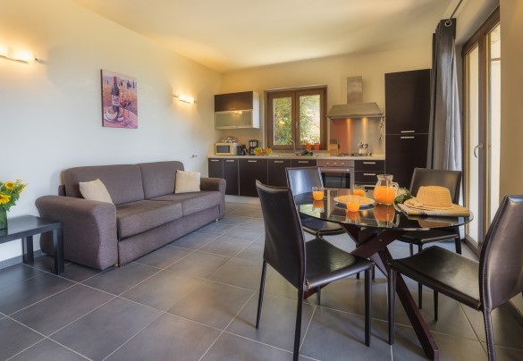 Living room with kitchenette of the apartment n. 2 of about 60 sq m, located on the intermediate terrace, with independent entrance - Villa Maggiorana