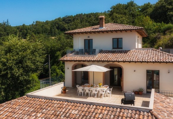 Villa Maggiorana is located on a hill at 646 m above sea level, overlooking Lake Trasimeno - Villa Maggiorana