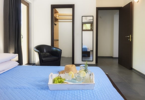 Double bedroom with walk-in closet - Villa Maggiorana