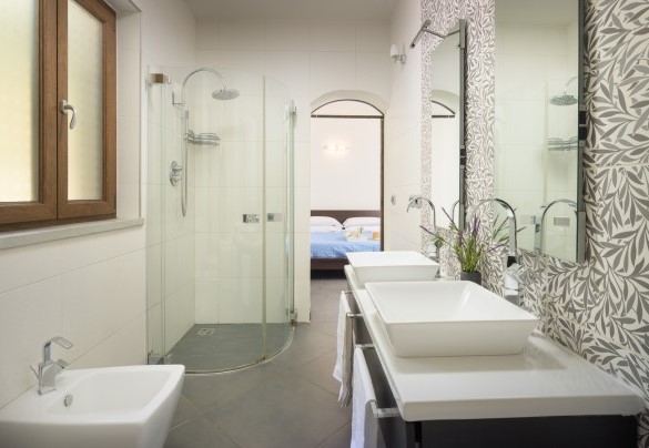 En suite bathroom with whirpool tub and shower - Villa Maggiorana