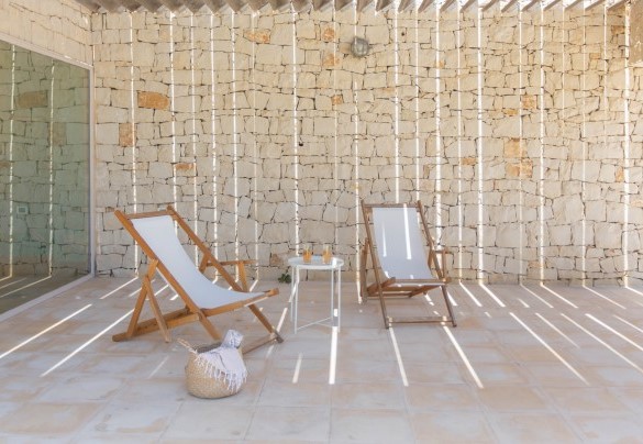Un angolo relax tra la piscina e la palestra – Villa Majoli