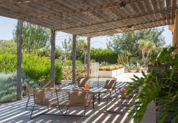 Zona relax all’aperto fronte casa – Villa Majoli