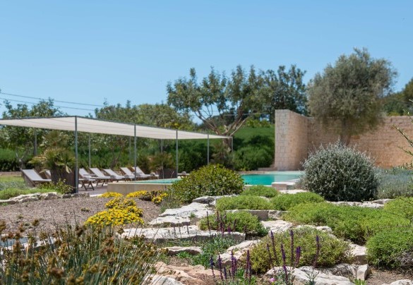 Il giardino incontra la piscina – Villa Majoli