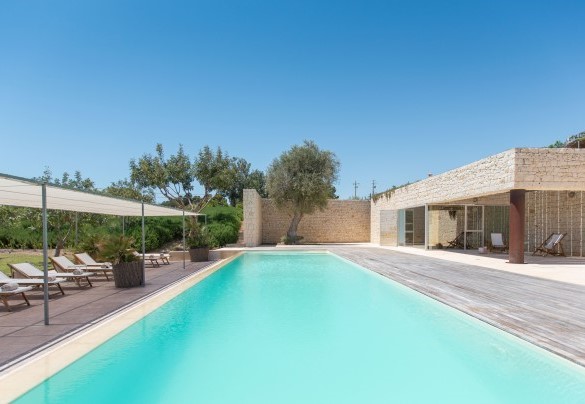 L’ampia piscina misura 16 x 4 m – Villa Majoli