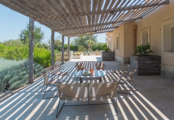Zona relax all’aperto fronte casa – Villa Majoli