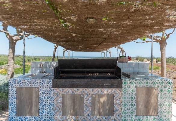 La cucina all’esterno con il barbecue – Villa Majoli