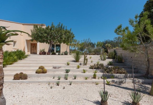 Le scale verso l’entrata – Villa Majoli