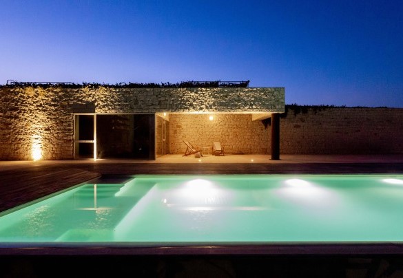 La piscina di sera – Villa Majoli