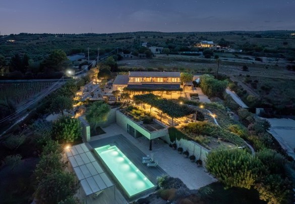 La villa illuminata vista dall'alto - Villa Majoli
