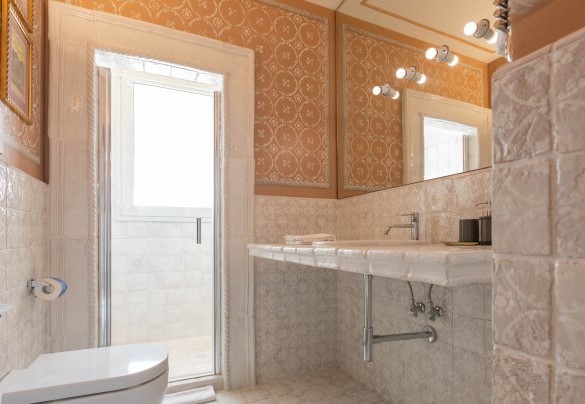 Bagno ensuite n.1 con doccia al piano terra – Villa Majoli