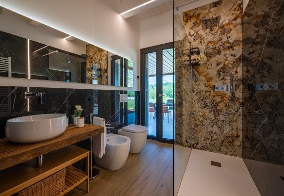 Bathroom n.1 with shower and access to the pergola – Villa Mamon
