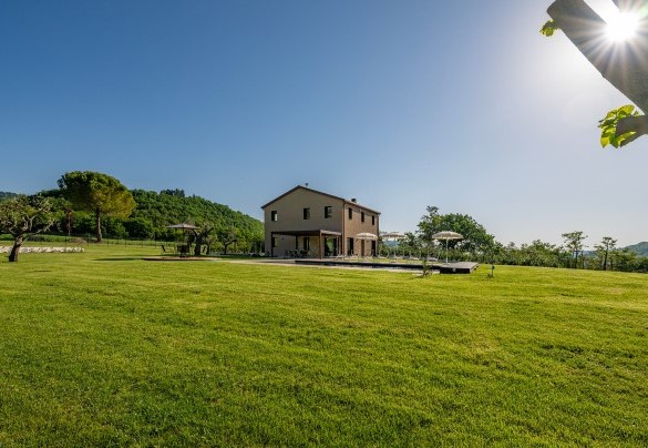 The property is nestled in the greenery of the park – Villa Mamon