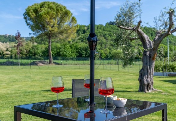 A relaxing aperitif in the garden – Villa Mamon