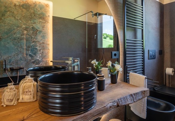 Bathroom with tub and shower n. 2 on the first floor – Villa Mamon