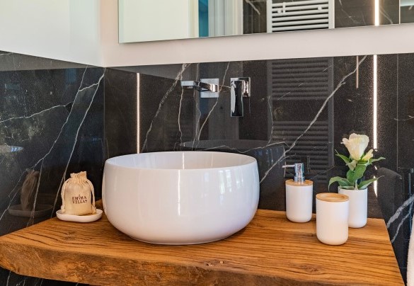 Bathroom n.1 with shower and access to the pergola – Villa Mamon