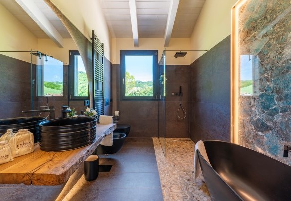 Bathroom with tub and shower n. 2 on the first floor – Villa Mamon