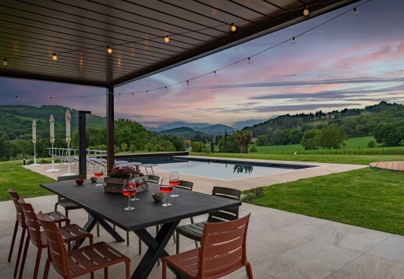 The pergola with outdoor dining area, connected to the kitchen – Villa Mamon