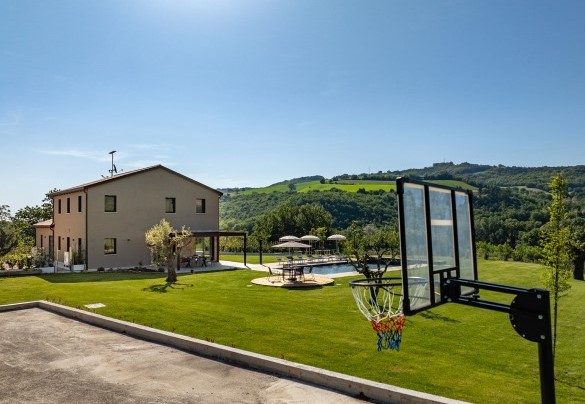 The multipurpose court with basketball hoop and multisport net – Villa Mamon