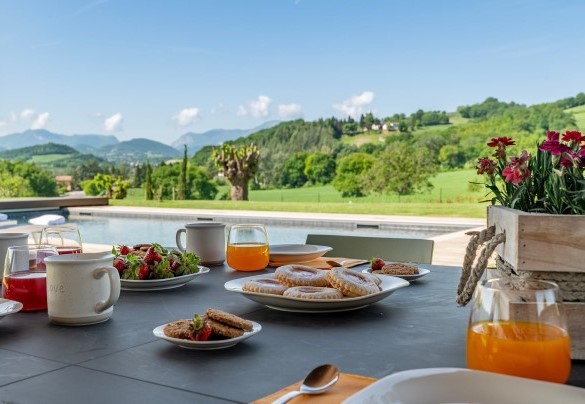 The outdoor dining area shaded by the pergola, just steps from the pool – Villa Mamon