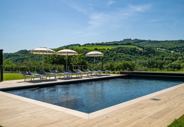 The pool has access to the water via 5 corner steps – Villa Mamon