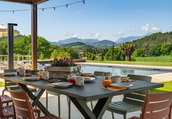 The pergola with outdoor dining area, connected to the kitchen – Villa Mamon