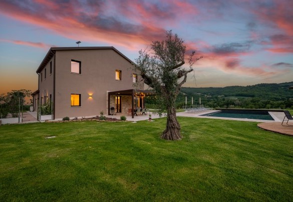 The villa in the glow of sunset – Villa Mamon