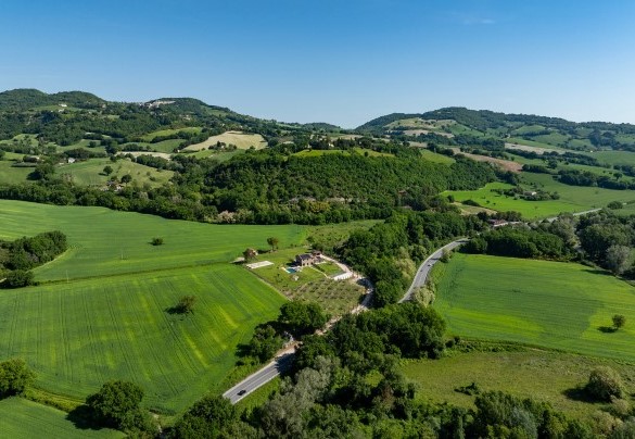 Villa with exclusive pool in the green hills of the Marche region – Villa Mamon