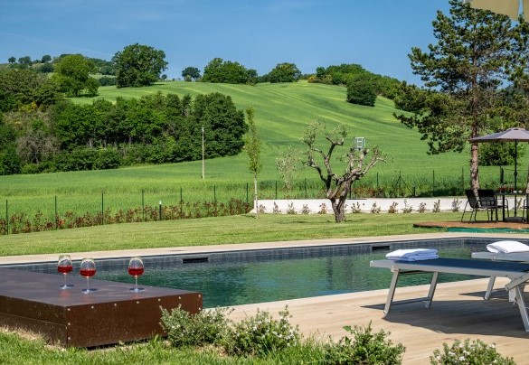 The pool is equipped with an electric cover – Villa Mamon