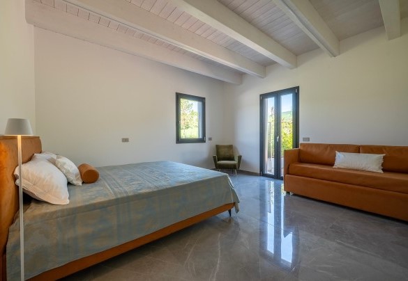 Double bedroom n.1 with sofa bed with two separate single beds and access to the garden – Villa Mamon
