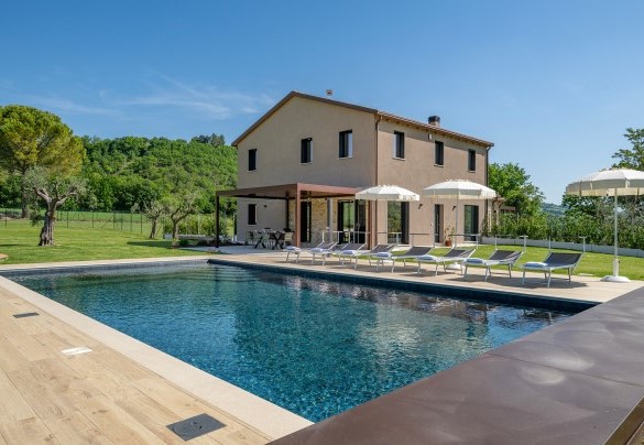 The pool features a whirlpool tub and a small beach area – Villa Mamon