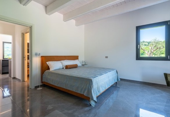 Double bedroom n.1 with sofa bed with two separate single beds and access to the garden – Villa Mamon