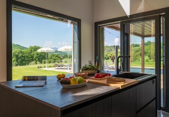 The fully equipped kitchen with access to the pergola – Villa Mamon