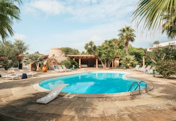 The pool has a depth ranging from 1 meter to 2.20 meters - Villa Manco
