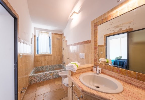 En suite bathroom with shower and bathtub no. 3   - Villa Manco