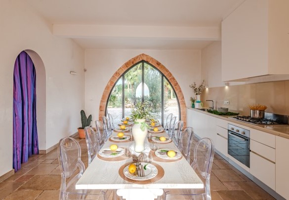 Through a large entrance window, you access the dining room   - Villa Manco
