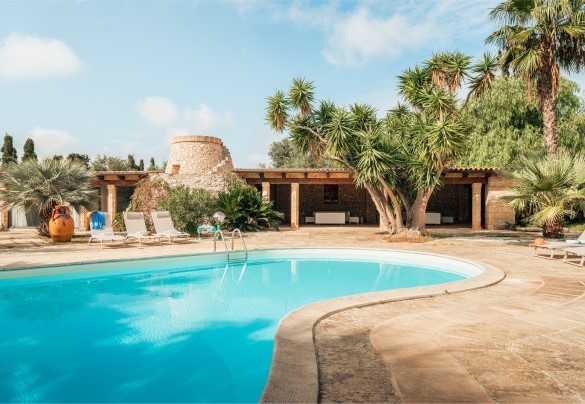 The pool measures approximately 110 sqm and is chlorine-filtered - Villa Manco
