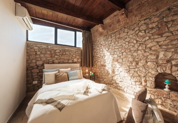 Double bedroom no. 6 with French bed in the annex  - Villa Manco