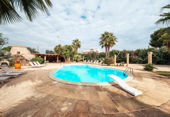 The pool surrounded by local stone paving - Villa Manco