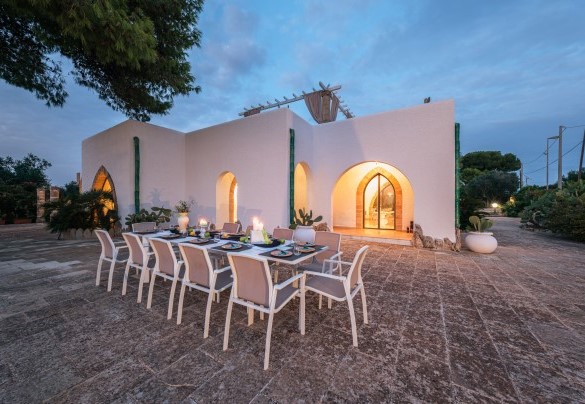 Outdoor dining area - Villa Manco