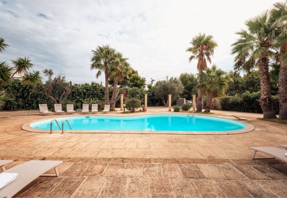The beautiful irregularly shaped pool - Villa Manco