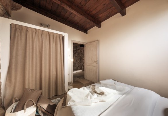 Double bedroom no. 6 with French bed in the annex  - Villa Manco