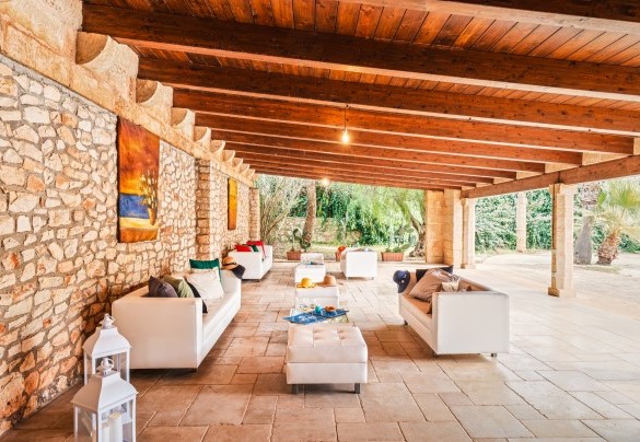 The large wooden porch equipped with comfortable seating - Villa Manco