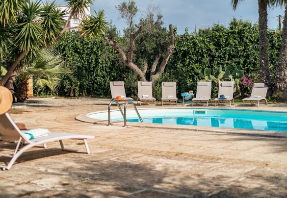 Pool area equipped with comfortable loungers - Villa Manco